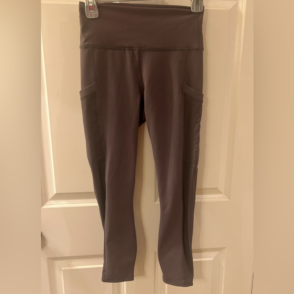 NWT Woman’s Fabletics Capri Leggings Size Small (4-6)